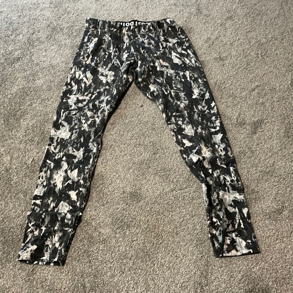 Black and white patterned Nike leggings